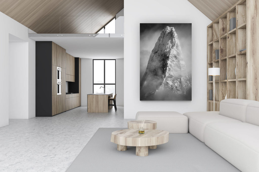 décoration chalet luxueux suisse - photo montagne grand format verticale - décoration murale design - Massifs du Mont blanc - Photo noir et blanc de massif montagneux et du sommet les Drus