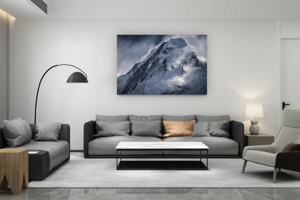 décoration salon contemporain suisse - cadeau amoureux de montagne suisse - Sommet du Lyskamm dans une mer de nuage - Image de montagne rocheuse enneigée en hiver dans les Alpes Valaisannes à Zermatt