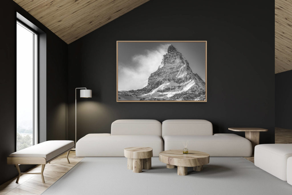 décoration chalet suisse - intérieur chalet suisse - photo montagne grand format - Le sommet de montagne noir et blanc du Matterhorn dans les nuages sous des rayons de soleil après une tempête sur le Mont Cervin