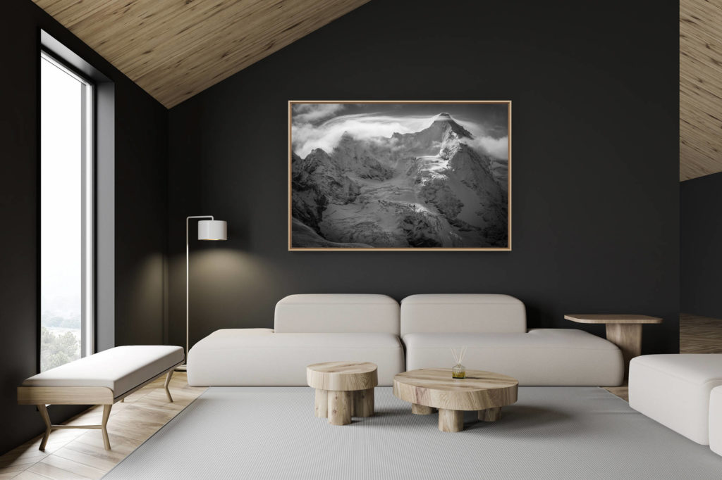 décoration chalet suisse - intérieur chalet suisse - photo montagne grand format - photo obergabelhorn face nord - Massif montagneux des glaciers des Alpes dans une brume nuageuse en noir et blanc