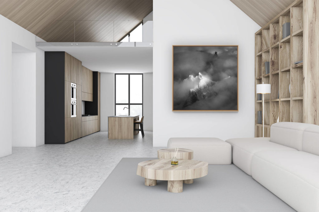 décoration murale chalet luxe rénové - photo montagne noir et blanc - Massif du mont Blanc Chamonix en noir et blanc -Sommets des montagnes de l'Aiguille du Plan et de la Dent du Géant dans une mer de nuage et de brume brouillard