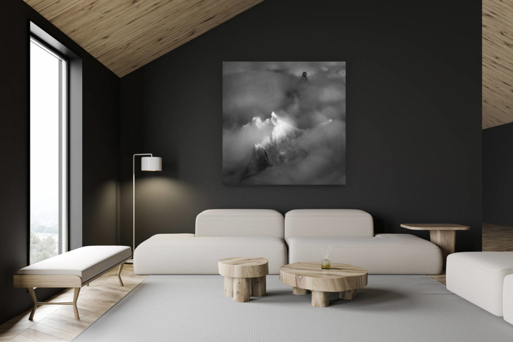 architecte intérieur rénovation chalet suisse - photo montagne grand format - Massif du mont Blanc Chamonix en noir et blanc -Sommets des montagnes de l'Aiguille du Plan et de la Dent du Géant dans une mer de nuage et de brume brouillard