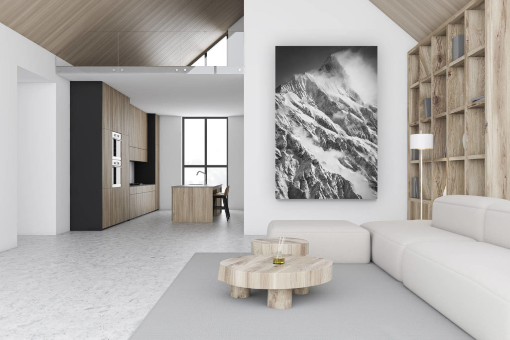 décoration chalet luxueux suisse - photo montagne grand format verticale - décoration murale design - Schreckhorn Grindelwald - Photos montagnes rocheuses et enneigées en noir et blanc - Sommet Alpes dans les nuages