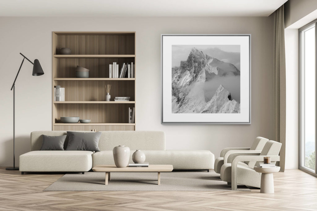 décoration chalet suisse - intérieur chalet suisse - photo montagne grand format - Image noir et blanc du Zinalrothorn et des sommets alpins suisses en noir et blanc dans la brouillard