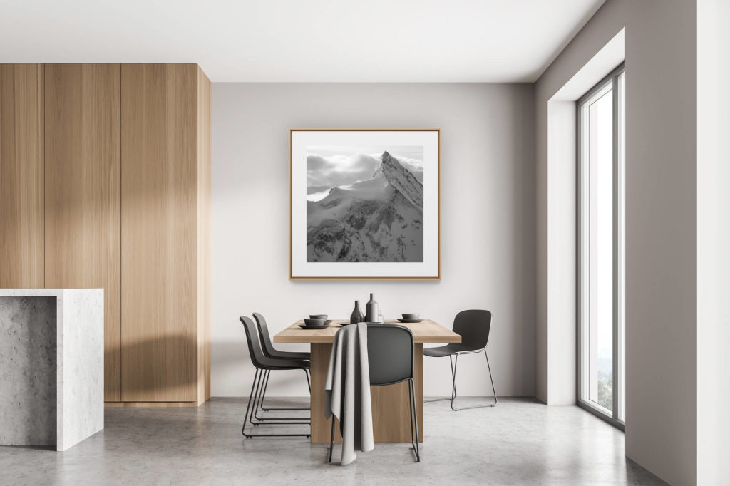 décoration moderne cuisine rénovée chalet suisse - photo de montagne - Photo noir et blanc de montagne enneigée et du Zinalrothorn depuis le Val d'Anniviers après une tempête de neige