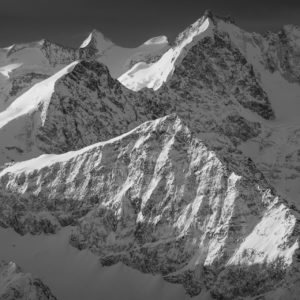 panorama sur les montagne de st moritz dans le canton des grisons - oeuvre art noir et blanc
