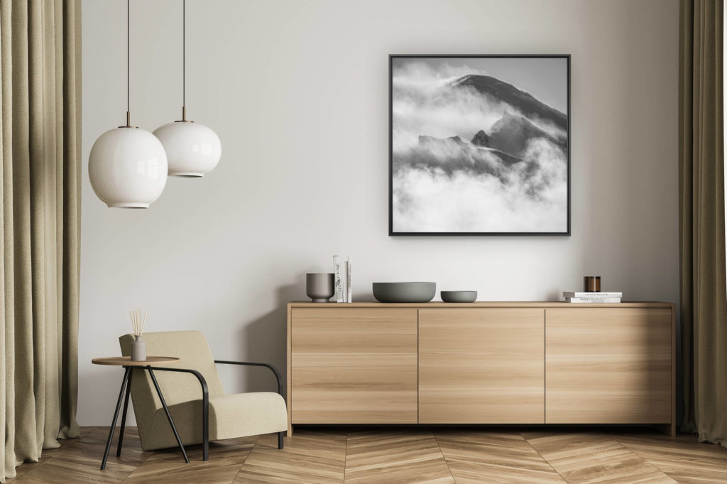 décoration murale salon - tableau photo montagne alpes suisses noir et blanc - photo du mont blanc - Mont-Blanc photo de montagne noir et blanc dans une mer de nuage brumeuse