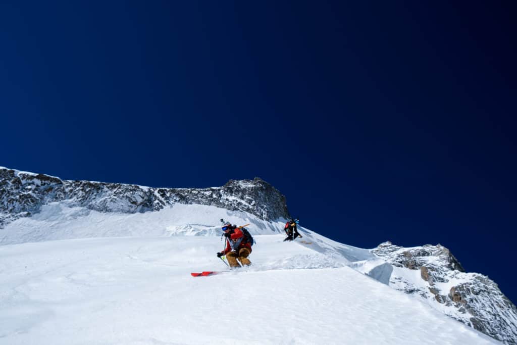 Vivian Bruchez en train de descendre à ski une pente de neige