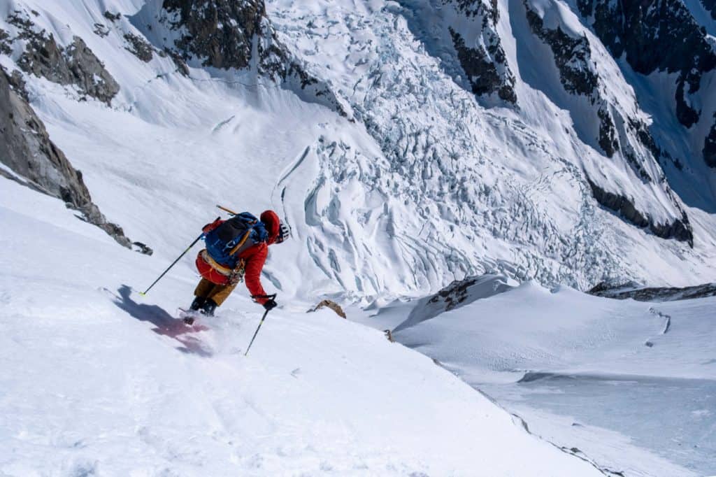 Vivian Bruchez, guide de haute montagne et skieur de pente raide, en trainde descendre à ski devant des crevasses