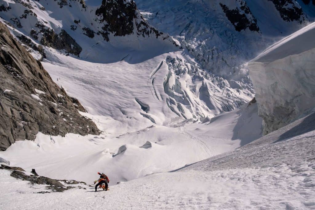Vivian Bruchez, skieur professionnel, en train de remonter une pente de neige dans les Alpes
