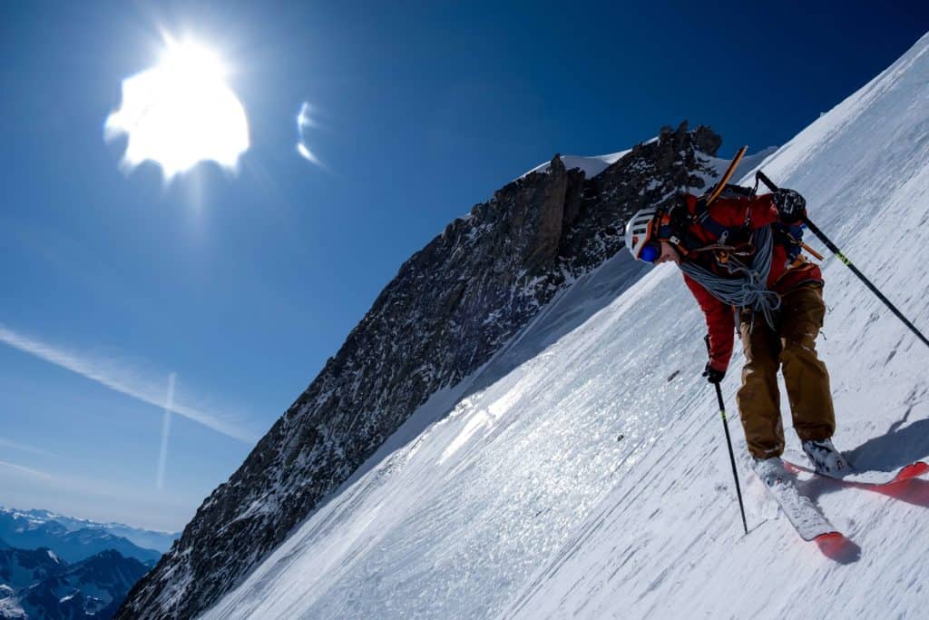 Vivian Bruchez, guide de haute montagne, en train de descendre une pente raide à ski