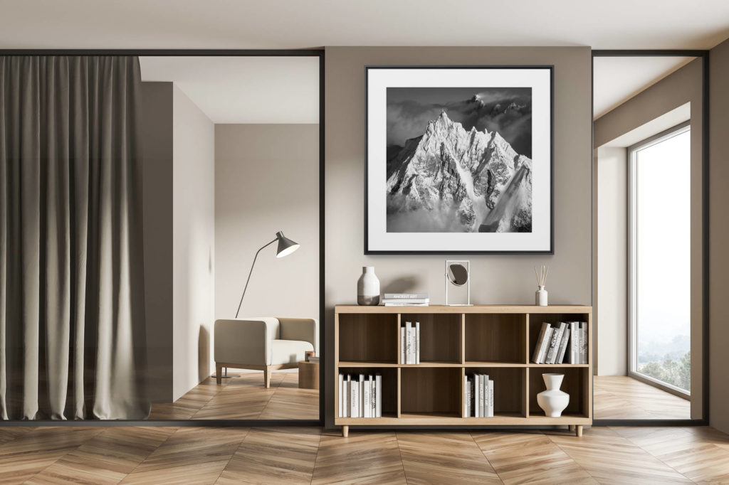 décoration chalet exclusif - tirage photo grand format - Photo de montagne de l'Aiguille du Midi - Chamonix vue aérienne - Montagne noir et banc- Télécabine de l'Aiguille du midi givrée