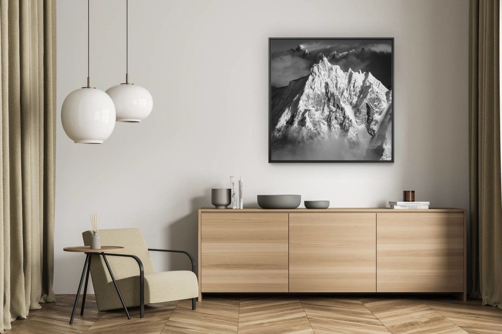 décoration murale salon - tableau photo montagne alpes suisses noir et blanc - Image noir et blanc d'un paysage de montagne - Pic de montagne et sommet de montagne rocheuse dans les Alpes - Aiguille du Midi - Grandes Jorasses