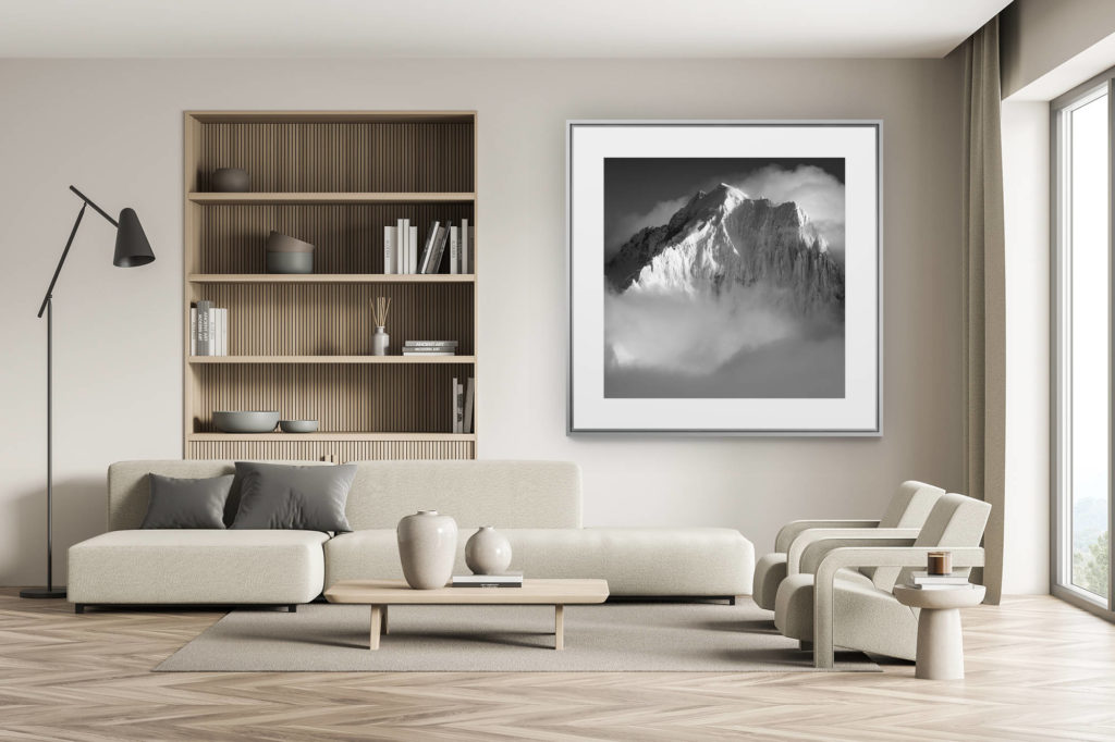 décoration chalet suisse - intérieur chalet suisse - photo montagne grand format - Photo noir et blanc de l'Aiguille Verte et des sommets des Alpes Chamonix dans les nuages et le brouillard après une tempête ed neige