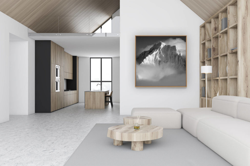 décoration murale chalet luxe rénové - photo montagne noir et blanc - Photo noir et blanc de l'Aiguille Verte et des sommets des Alpes Chamonix dans les nuages et le brouillard après une tempête ed neige