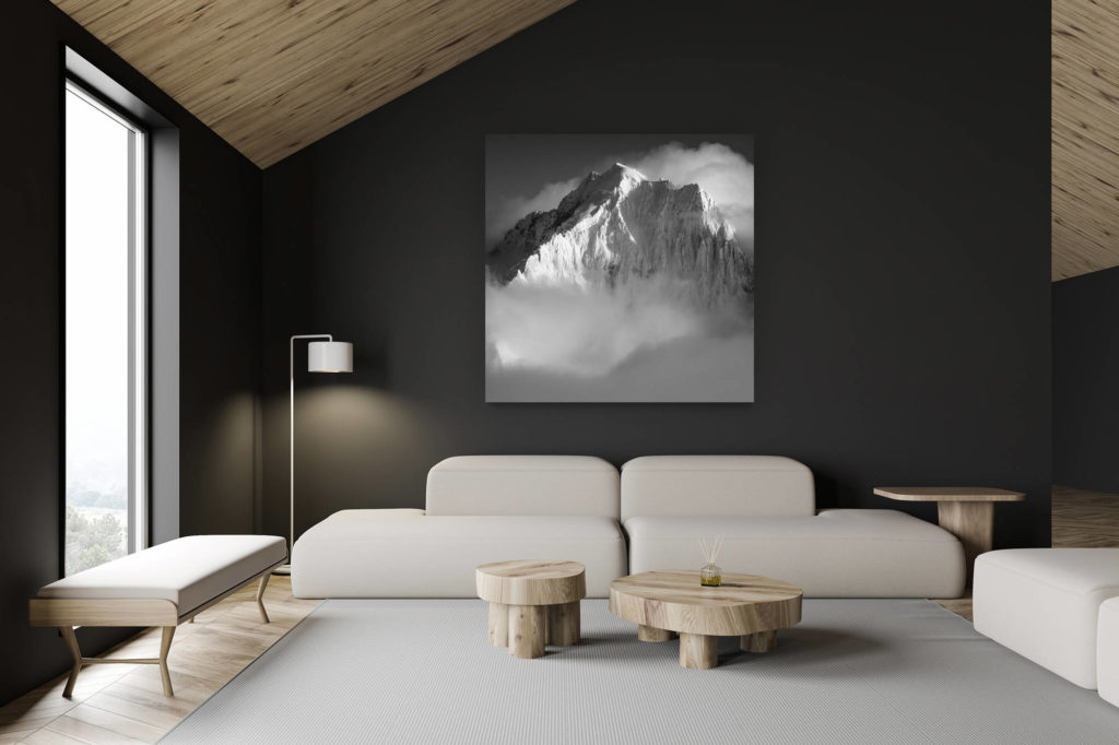 architecte intérieur rénovation chalet suisse - photo montagne grand format - Photo noir et blanc de l'Aiguille Verte et des sommets des Alpes Chamonix dans les nuages et le brouillard après une tempête ed neige