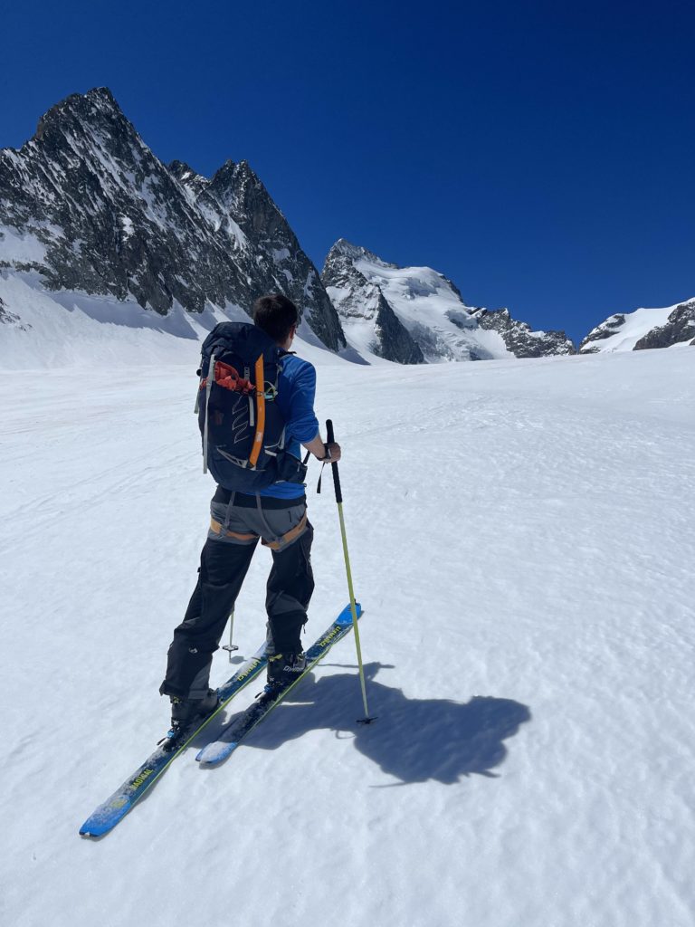 alpiniste en ski de randonnée en train d'évoluer dans le massif des écrins