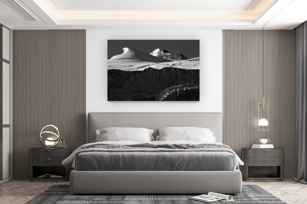 décoration murale chambre design - achat photo de montagne grand format - Photo des montagnes au-dessus de Moiry. Vue sur le sommet des Bouquetins et sur le Grand Cornier. Empilement des strates des séracs et du glacier menant notre regard sur les hauts sommets enneigés.