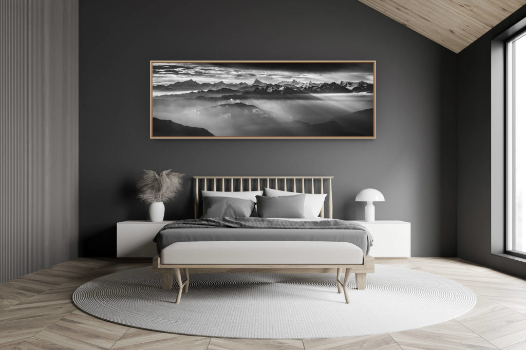 décoration chambre adulte moderne dans petit chalet suisse- photo montagne grand format - Panorama de montagne des Alpes Valaisannes et des Dents du midi noir et blanc - Tableau photo à encadrer de Zermatt dans une mer de nuage sous les rayons du soleil