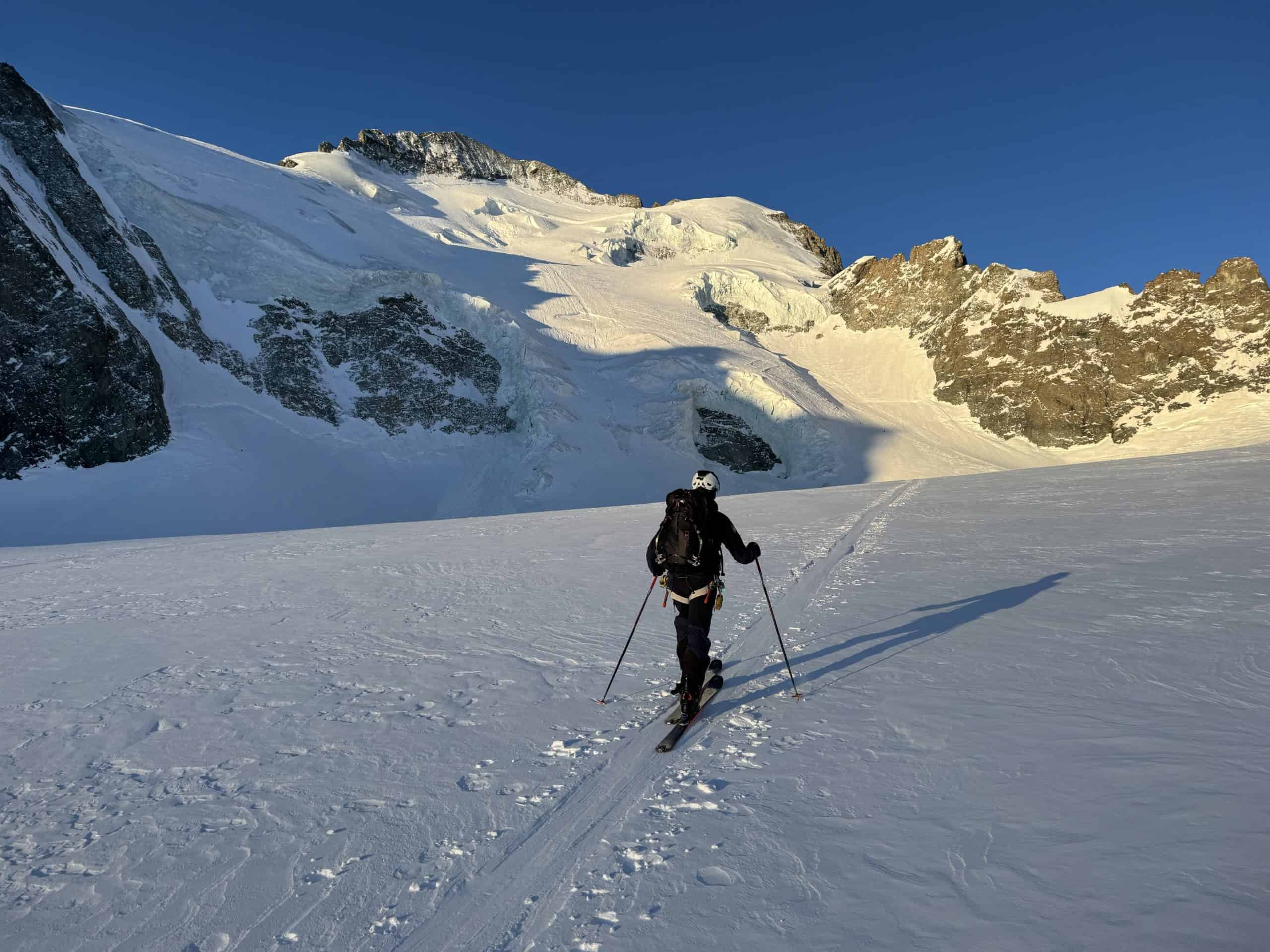 Bergsteiger auf dem Weg zur Barre des Ecrins, sanftes Morgenlicht über den Bergen
