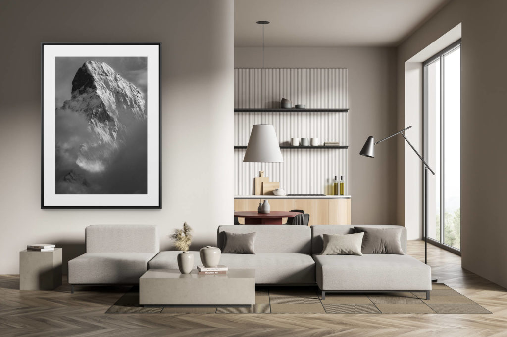 déco tendance salon moderne - photo montagne noir et blanc grand format - Mont Cervin - Matterhorn Zermatt- Encadrement photo bois du Cervin dans les Alpes du Valais en Suisse