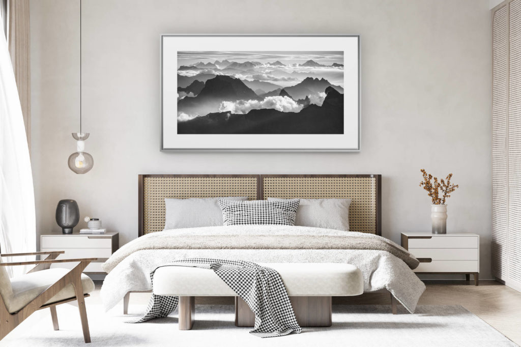 déco chambre chalet suisse rénové - photo panoramique montagne grand format - Panorama noir et blanc des Alpes Bernoises en Suisse - Vue des sommets de montagne des Alpes Bernoises et Vaudoise au dessus d'une mer de nuage