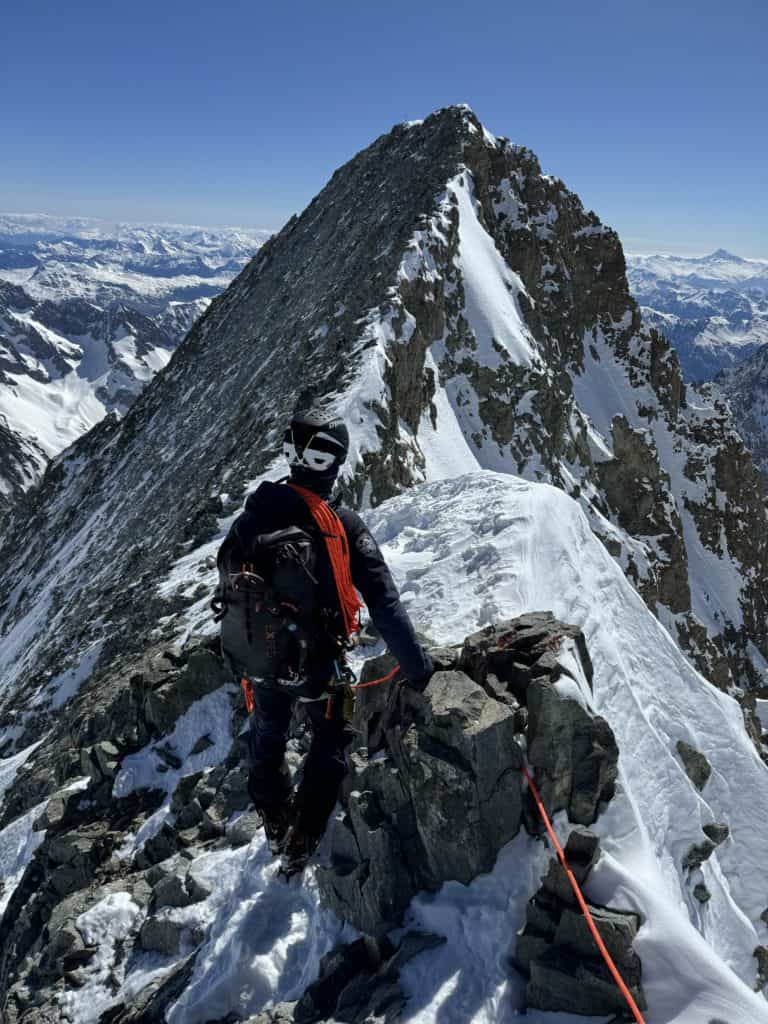 alpiniste sur l'arête menant à la barre des écrins