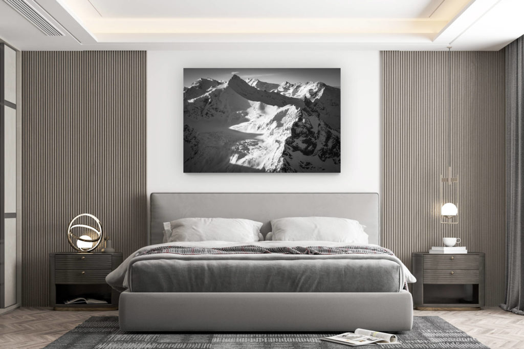 décoration murale chambre design - achat photo de montagne grand format - Zinalrothorn - Paysage de montagne en neiges ous les rayons de soleil qui illumine la montagne rocheuse de Suisse vers Crans Montana