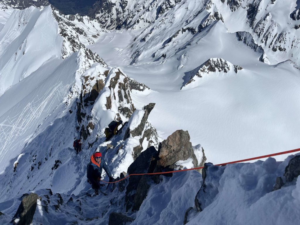 Alpiniste en train d'avancer sur le col Hugissatel
