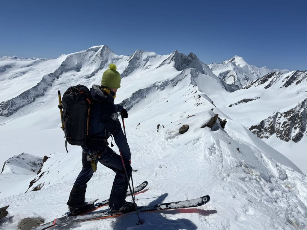 Skieur regardant vers le bas durant sa sortie d'alpinisme au Finsteraarhorn