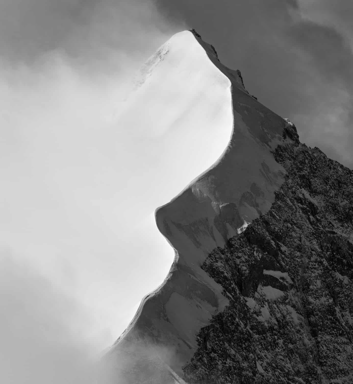 photo montagne noir et blanc. photographie de sommet enneigé des alpes