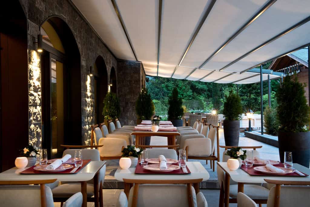 Terrasse du restaurant gastronomique Megu à Gstaad dans les Alpes suisses