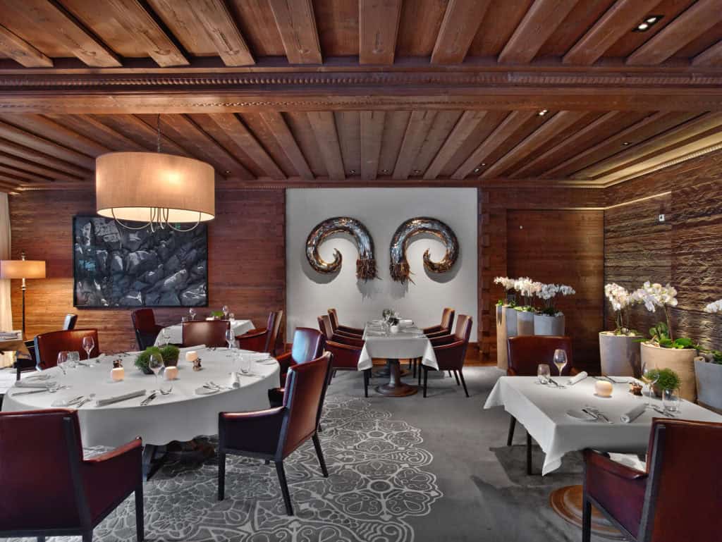 Intérieur du restaurant gastronomique The Alpina Gstaad dans les Alpes suisses