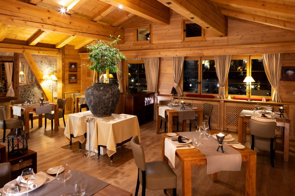 Intérieur en bois du restaurant gastronomique le Chalet d'Adrien à Verbier