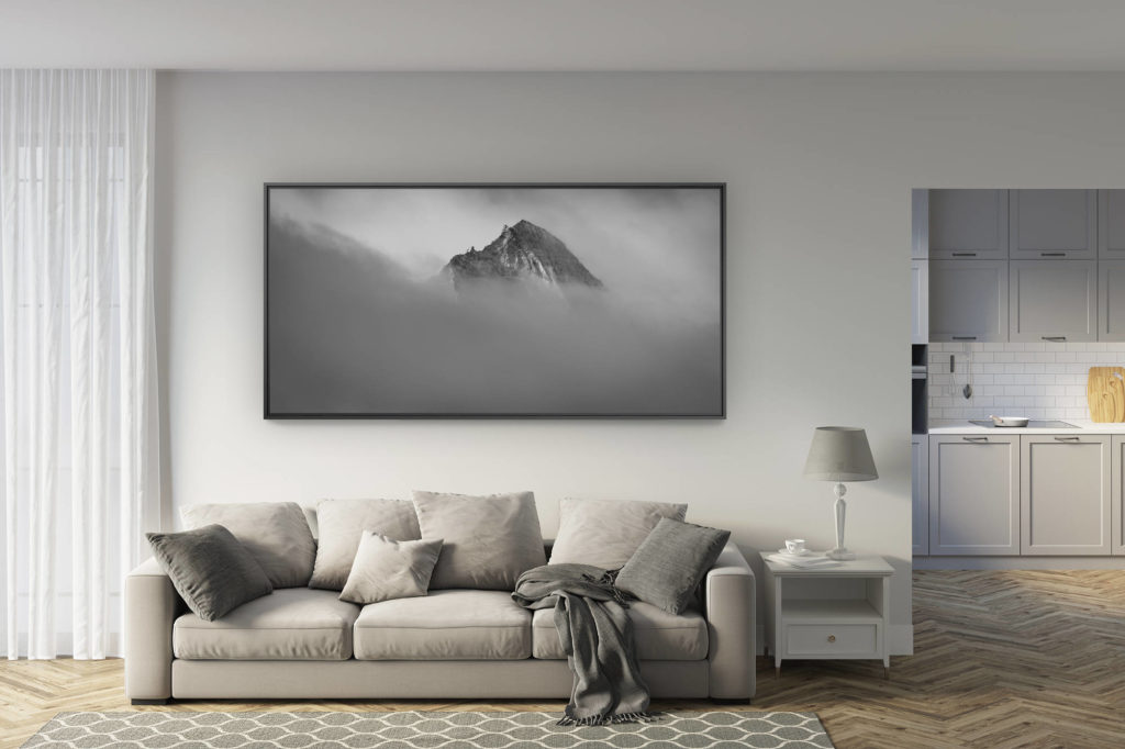 déco salon rénové - tendance photo montagne grand format - Val d hérens et dent d'Hérens - image de sommet de montagne noir et blanc dans les nuages