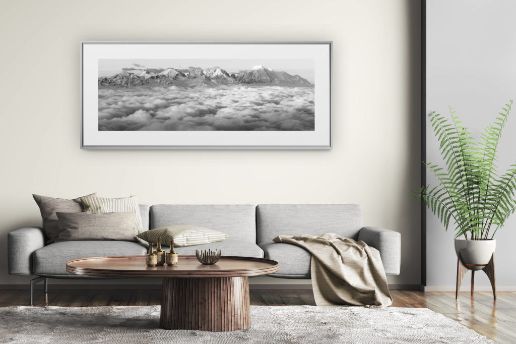 tableau montagne grand format - décoration murale salon moderne - vue panoramique mont blanc en noir et blanc au dessus d'une mer de nuage - tirage photo montagne noir et blanc et encadrement professionnel