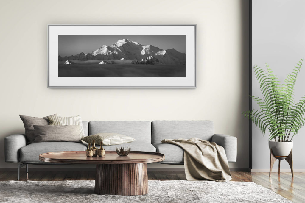 tableau montagne grand format - décoration murale salon moderne - panoramique massif du Mont-Blanc - photo noir et blanc - montagne au dessus de la mer de nuages