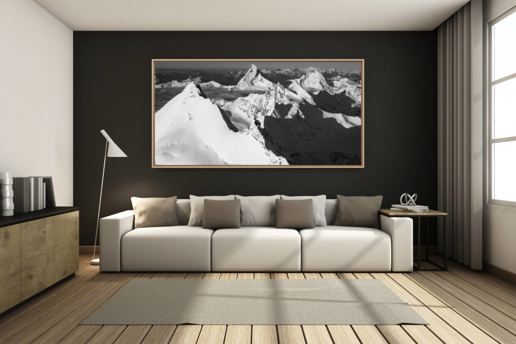 déco salon chalet rénové de montagne - photo montagne grand format -  - tableau photo panoramique noir et blanc des sommets de montagne des Alpes SUisses