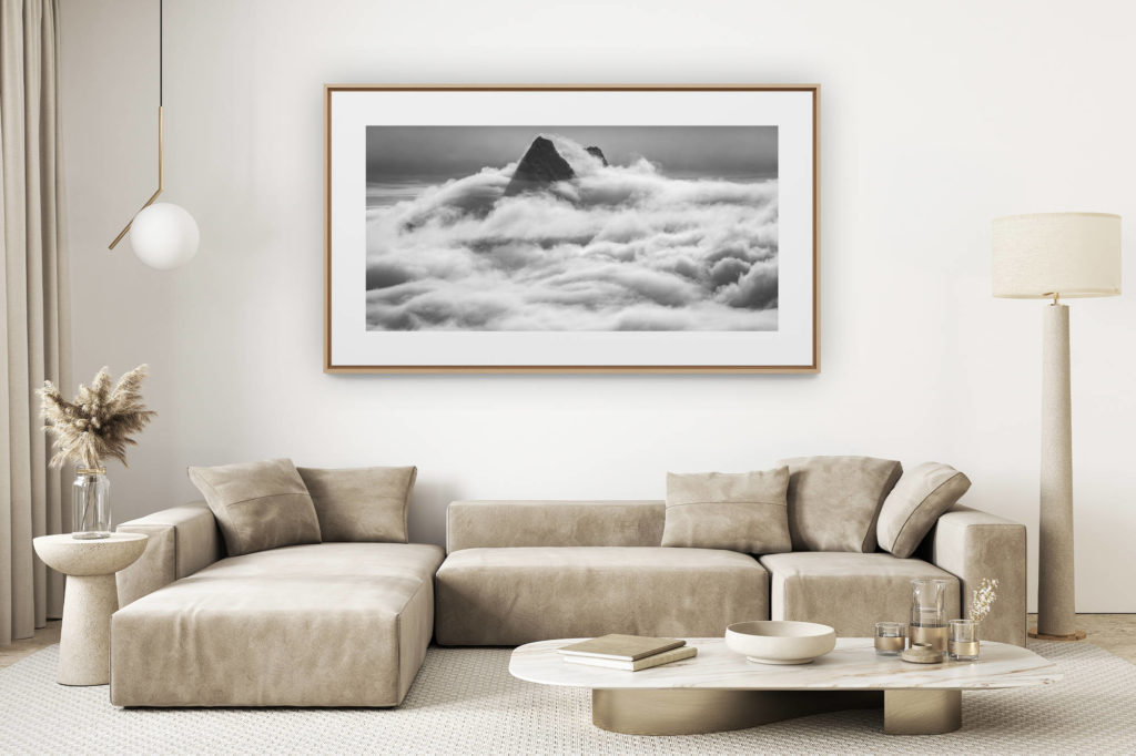 décoration salon clair rénové - photo montagne grand format - Schreckhorn - Lauteraarhorn - Mer de nuage noire et blanc et image de montagne dans le brume - sommets montagne de Grindelwald