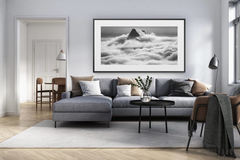 décoration intérieur salon rénové suisse - photo alpes panoramique grand format - Schreckhorn - Lauteraarhorn - Mer de nuage noire et blanc et image de montagne dans le brume - sommets montagne de Grindelwald