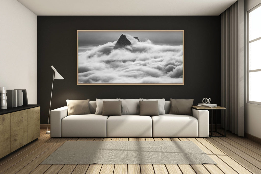 déco salon chalet rénové de montagne - photo montagne grand format -  - Schreckhorn - Lauteraarhorn - Mer de nuage noire et blanc et image de montagne dans le brume - sommets montagne de Grindelwald