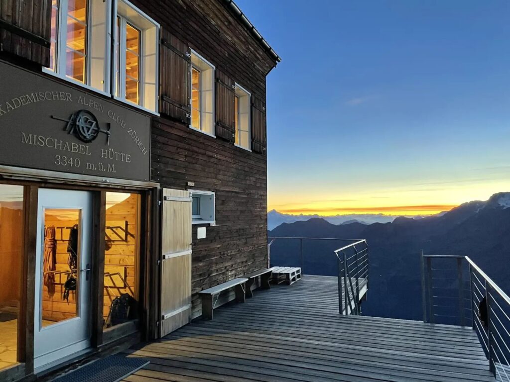 Cabane de Mischabel au coucher du soleil