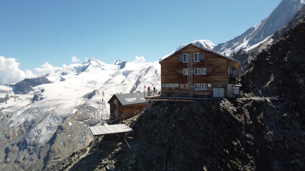 Cabane de Mischabel avec vue depuis le sud