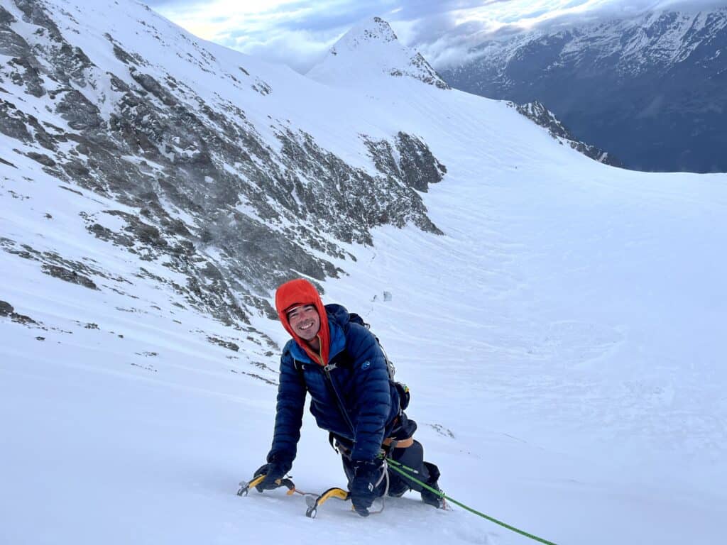 Alpiniste dans une pente de neige sur la face nord de la Lenszpitze