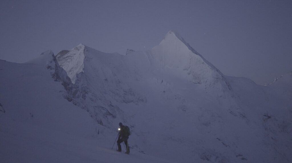 Thomas Crauwels en ski de randonnée devant la montagne de l'Obergabelhorn