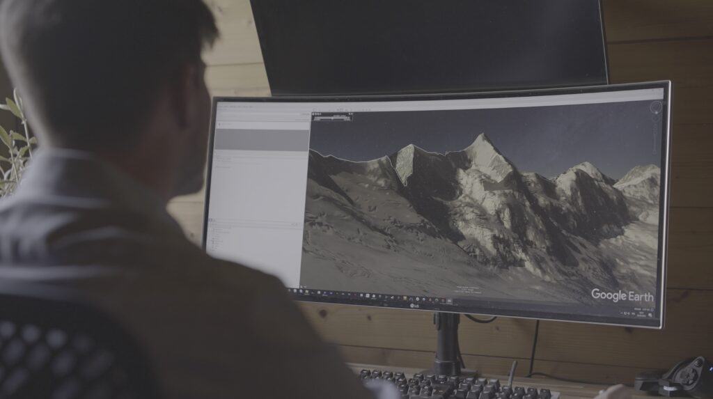 Thomas Crauwels, devant son ordinateur, en train de regarder l'Obergabelhorn sur Google Earth