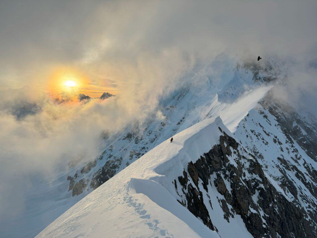 Die Sonne durchbricht die Wolken über dem Aletschhorngrat