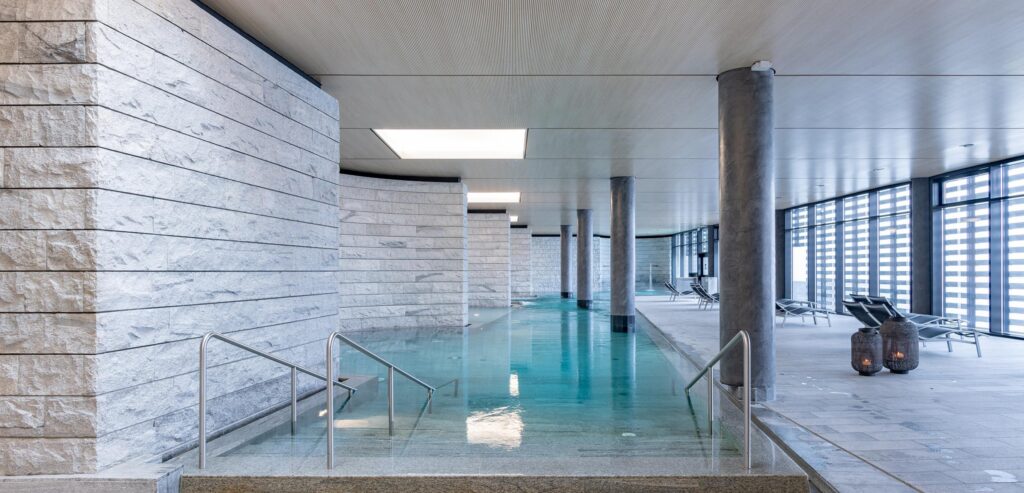 Bassin intérieur du bain thermal Mineralbad en Suisse