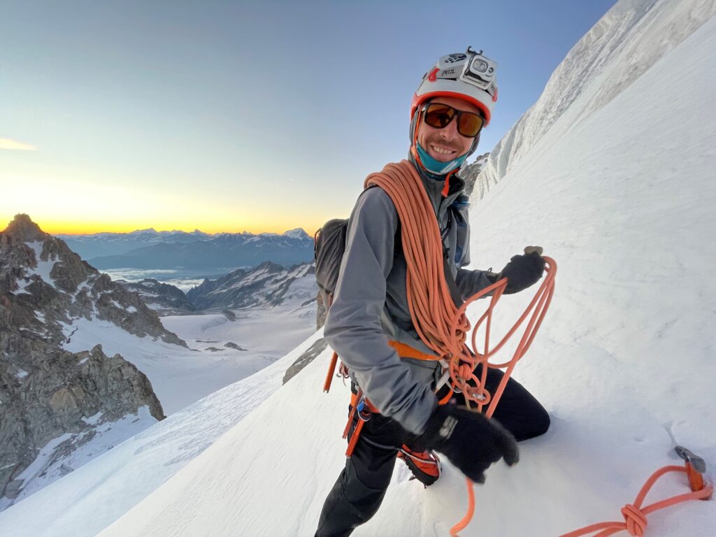 Guide de haute montagne, souriante, en train de manipuler la corde