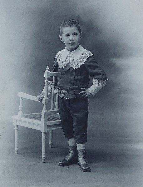 Black and white portrait of mountaineer Roger Frison Roche as a child.